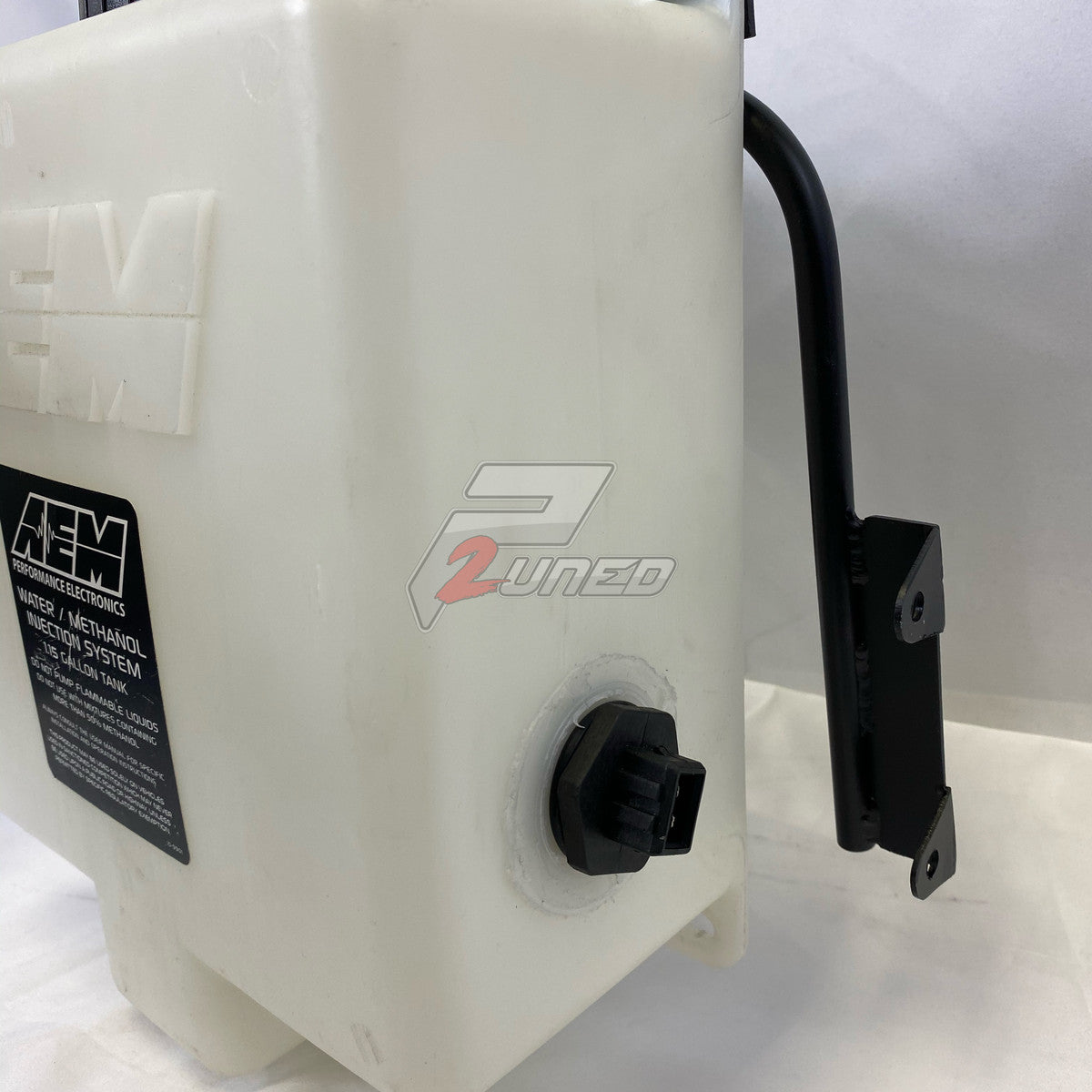 Tanque AEM Water/Methanol com suporte de fixação - vista lateral com identificação AEM