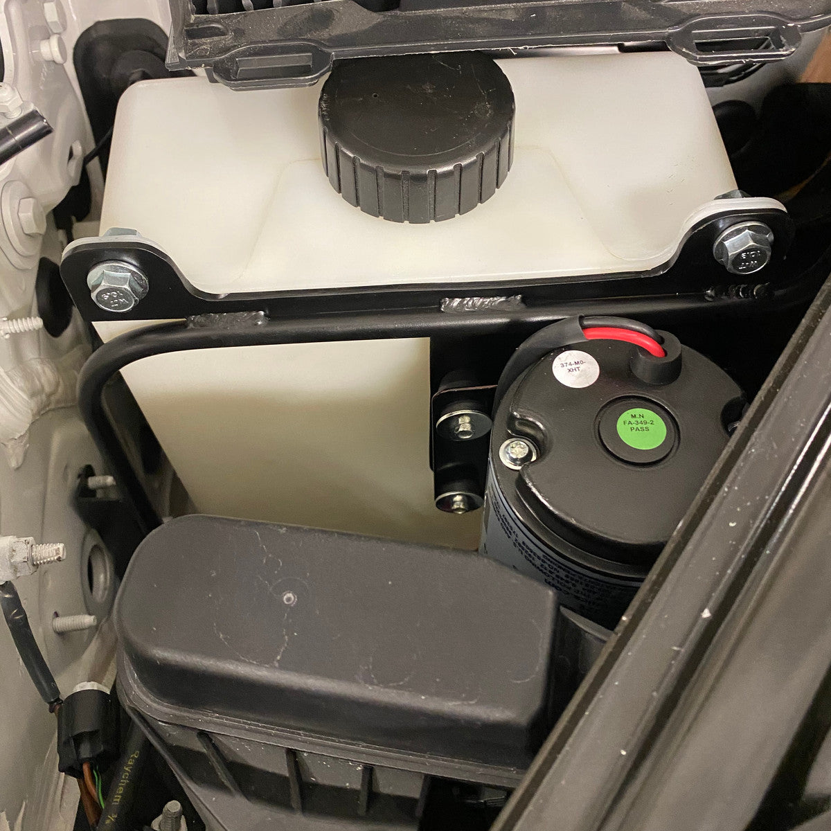 Suporte de fixação AEM para tanque WMI instalado no veículo